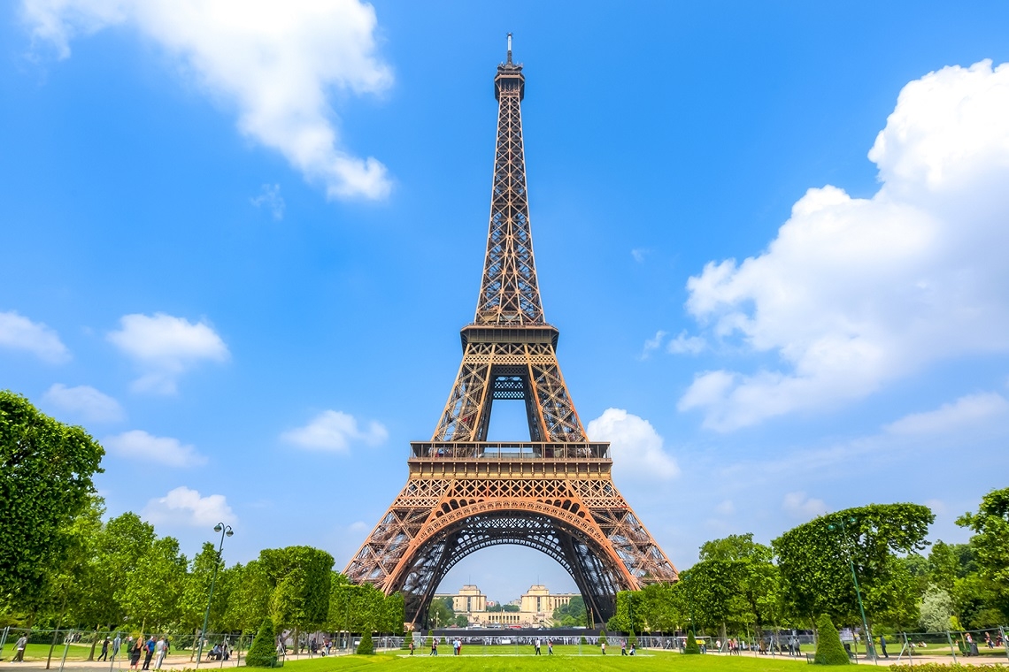 La Torre Eiffel compie 135 anni: il fascino eterno del simbolo di Parigi