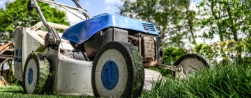 Tagliare l'erba del giardino: Motori a scoppio o elettrici? E come riutilizzare l'erba tagliata